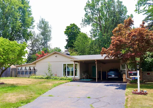 Photo 1 of Single family home for sale at 714 Country Clb Ln, Flint, MI 48507 | MLS# 20261058050 | Listing updated on 2026-09-15