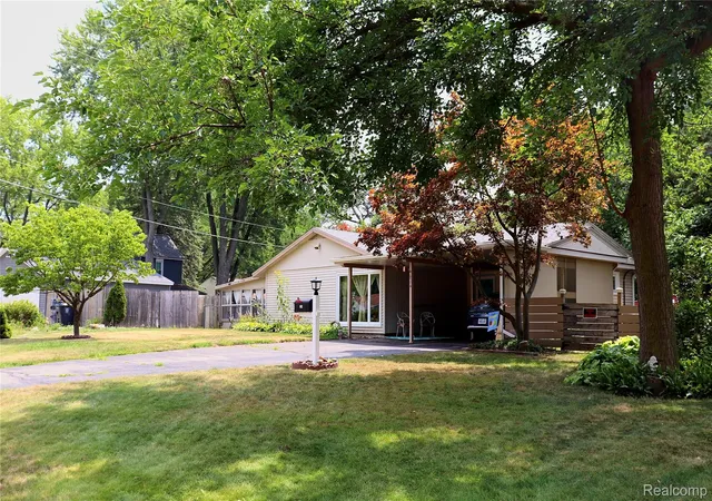 Photo 2 of Single family home for sale at 714 Country Clb Ln, Flint, MI 48507 | MLS# 20261058050 | Listing updated on 2026-09-15