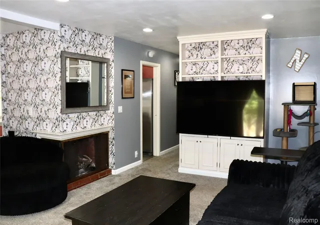Photo 4 of Single family home for sale at 714 Country Clb Ln, Flint, MI 48507 | MLS# 20261058050 | Listing updated on 2026-09-15