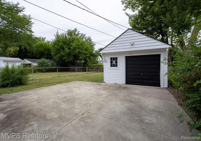 14th image of 19309 Woodside St, Harper Woods, MI 48225 | MLS# 20261058054