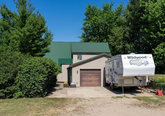 Photo 3 of Single family home for sale at 6696 Nottawa Rd, Mount Pleasant, MI 48858 | MLS# 79080071529 | Listing updated on 2026-08-03