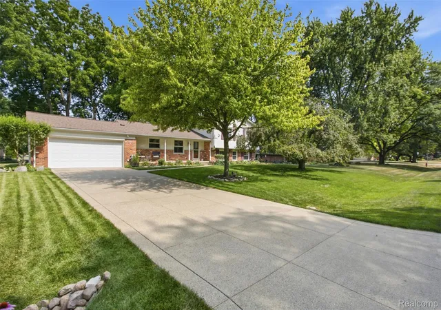 Photo 1 of Sale Pending at 29942 Briarton St, Farmington Hills, MI 48331 | MLS# 20261058086 | Listing updated on 2026-08-30