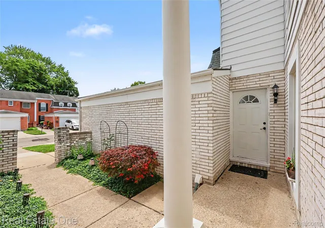 5th image of 99 Manor Wy, Rochester Hills, MI 48309 | MLS# 20261058110
