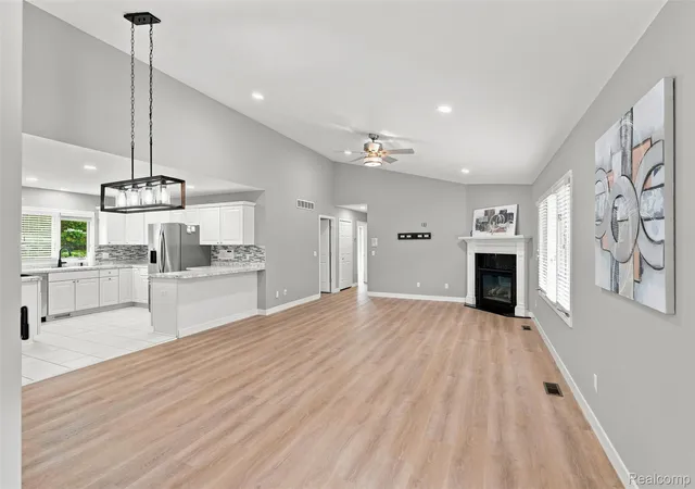 Listing Photo 5 - Condo for sale in building located at 14378 Venice Dr, Sterling Heights, MI 48313