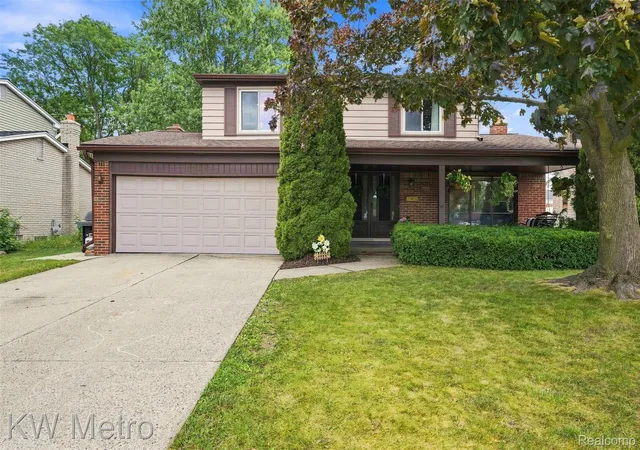Photo 1 of Sale Pending at 33958 Curcio Dr, Sterling Heights, MI 48310 | MLS# 20261058176 | Listing updated on 2026-08-15