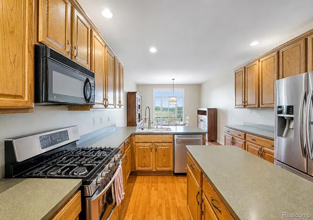 3rd image of 37610 Newburgh Park Cir, Livonia, MI 48152 | MLS# 20261058261