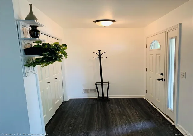 Photo 2 of Single family home for sale at 309 Russell St, Pontiac, MI 48342 | MLS# 20261058270 | Listing updated on 2026-08-15