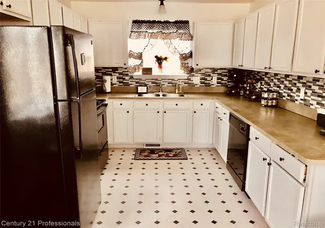 Photo 2 of Single family home for sale at 309 Russell St, Pontiac, MI 48342 | MLS# 20261058270 | Listing updated on 2026-08-15