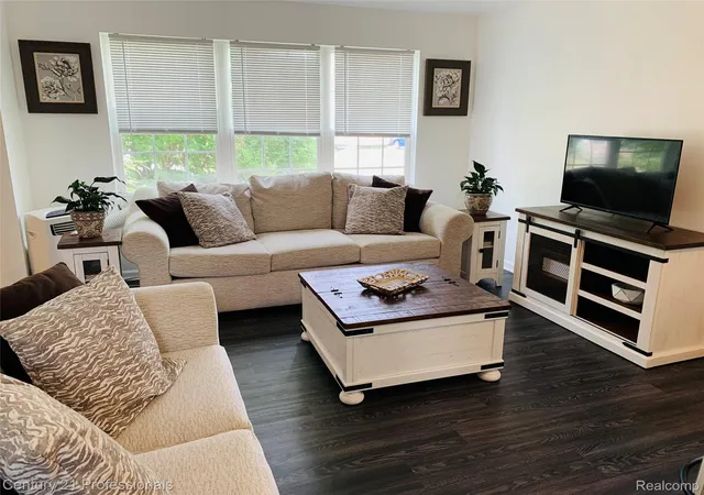 Photo 3 of Single family home for sale at 309 Russell St, Pontiac, MI 48342 | MLS# 20261058270 | Listing updated on 2026-08-15