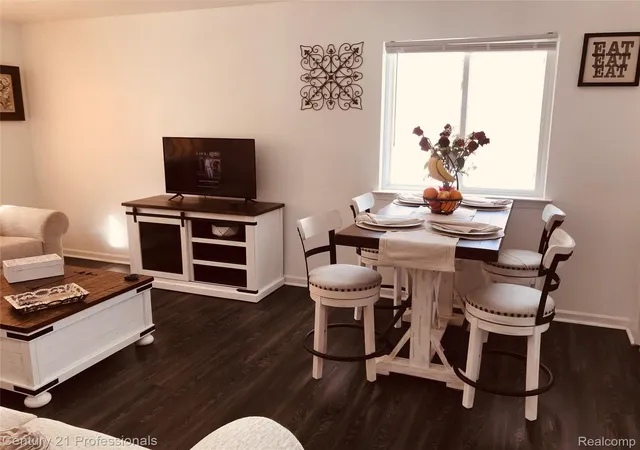 Photo 4 of Single family home for sale at 309 Russell St, Pontiac, MI 48342 | MLS# 20261058270 | Listing updated on 2026-08-15