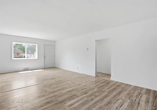 Photo 3 of Single family home for sale at 1422 Pettibone Ave, Flint, MI 48507 | MLS# 20261058272 | Listing updated on 2026-09-05