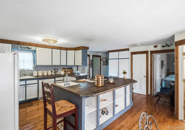 3rd image of 601 Holly Bush Dr, Holly, MI 48442 | MLS# 20261058316