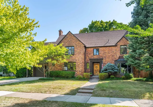 Photo 1 of Single family home for sale at 440 University Pl, Grosse Pointe, MI 48230 | MLS# 58050216315 | Listing updated on 2026-08-04