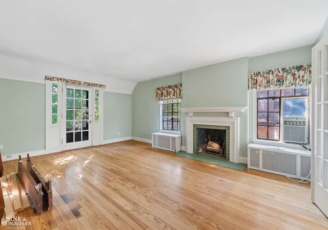 Photo 4 of Single family home for sale at 440 University Pl, Grosse Pointe, MI 48230 | MLS# 58050216315 | Listing updated on 2026-08-04