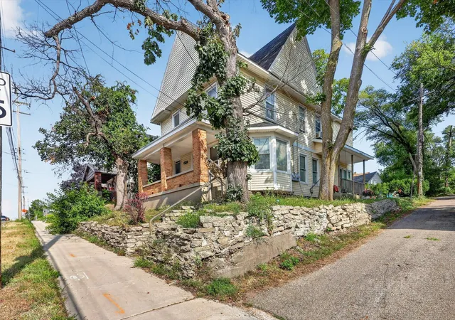 Photo 3 of Multi family home for sale at 909 Hall St Se, Grand Rapids, MI 49507 | MLS# 65026038725 | Listing updated on 2026-10-02