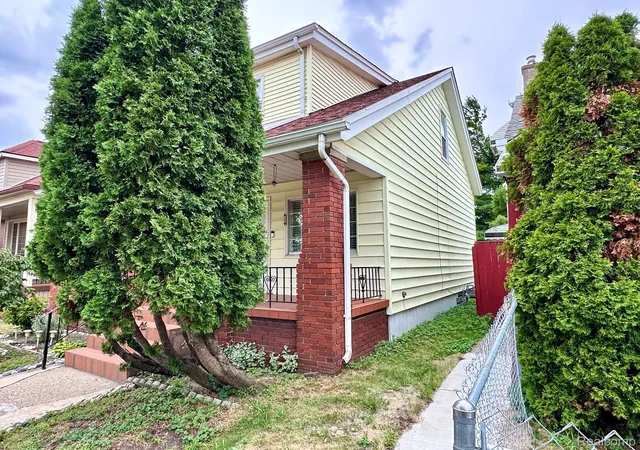 Photo 3 of Single family home for sale at 11659 Klinger St, Hamtramck, MI 48212 | MLS# 20261058347 | Listing updated on 2026-08-26