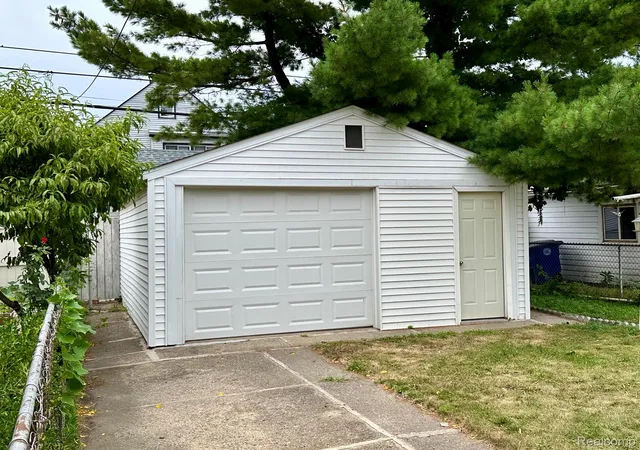 Photo 3 of Single family home for sale at 11659 Klinger St, Hamtramck, MI 48212 | MLS# 20261058347 | Listing updated on 2026-08-26