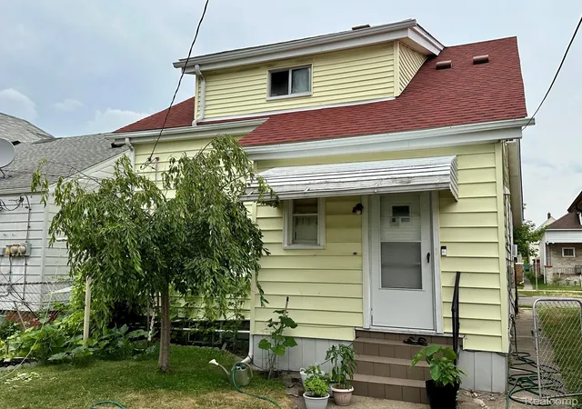 Photo 4 of Single family home for sale at 11659 Klinger St, Hamtramck, MI 48212 | MLS# 20261058347 | Listing updated on 2026-08-26