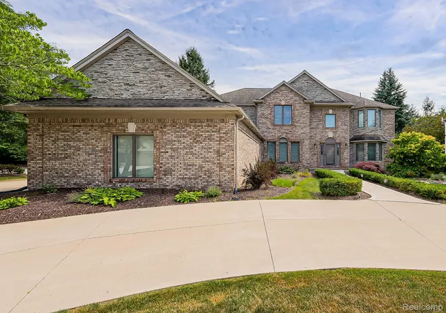 2nd image of 1021 Olympia Dr, Rochester Hills, MI 48306 | MLS# 20261058353