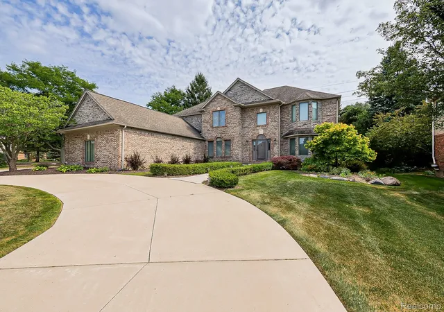 3rd image of 1021 Olympia Dr, Rochester Hills, MI 48306 | MLS# 20261058353
