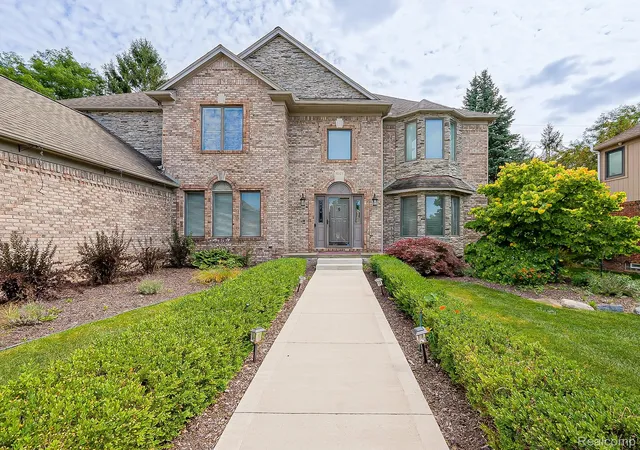 4th image of 1021 Olympia Dr, Rochester Hills, MI 48306 | MLS# 20261058353