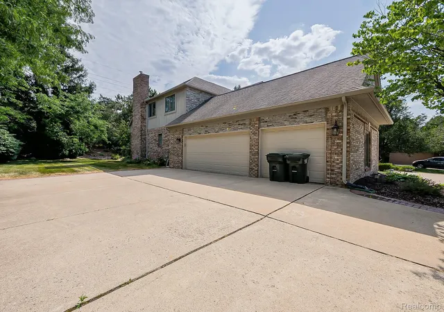 5th image of 1021 Olympia Dr, Rochester Hills, MI 48306 | MLS# 20261058353