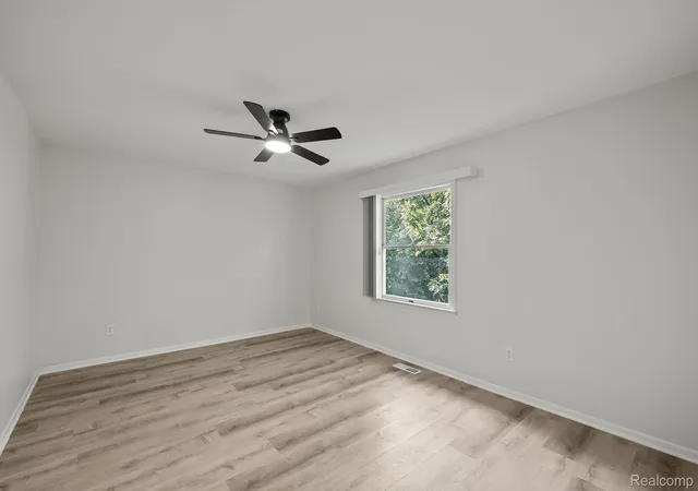 Listing Photo 2 - Condo for sale in building located at 15925 W 11 Mile Rd, Southfield, MI 48076 - Unit #