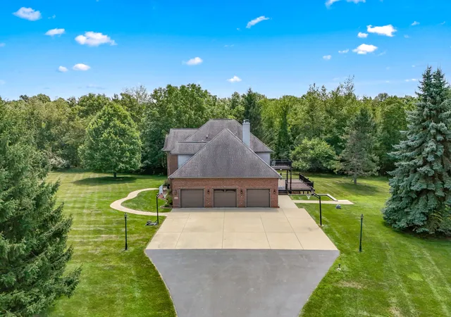 Photo 4 of Single family home for sale at 1230 Meadow Ln, Hillsdale, MI 49242 | MLS# 53026038701 | Listing updated on 2026-08-11