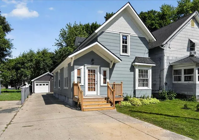 Photo 1 of Single family home for sale at 213 N Pleasant St, Jackson, MI 49202 | MLS# 55026038624 | Listing updated on 2026-08-19
