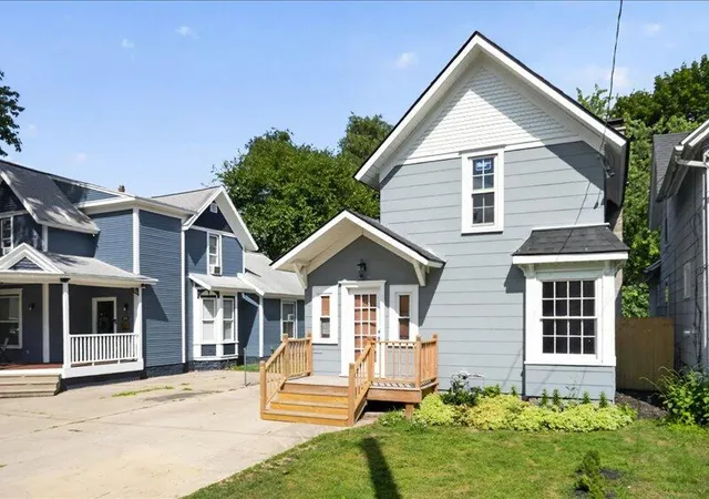 Photo 3 of Single family home for sale at 213 N Pleasant St, Jackson, MI 49202 | MLS# 55026038624 | Listing updated on 2026-08-19