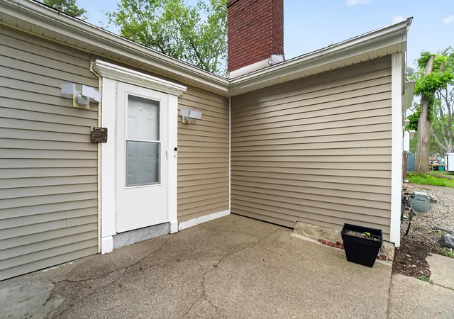 Photo 3 of Single family home for sale at 6140 Pinckney Rd, Pinckney, MI 48169 | MLS# 81026038678 | Listing updated on 2026-08-27