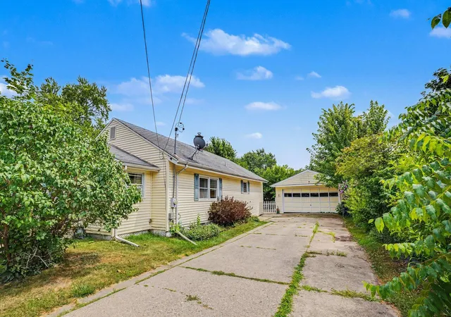 Photo 3 of Single family home for sale at 926 Foley St, Kalamazoo, MI 49001 | MLS# 69026038768 | Listing updated on 2026-09-10