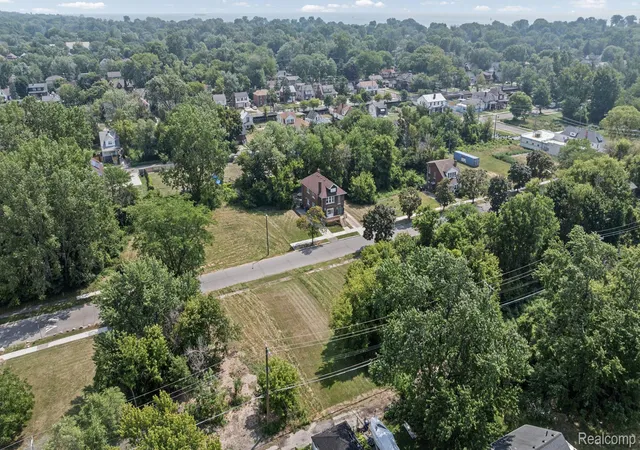 Listing Photo 2 - Condo for sale in building located at 576 Manistique St, Detroit, MI 48219 - Unit #