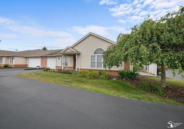 Listing Photo 4 - Condo for sale in building located at 2412 Sutton Dr, Temperance, MI 48182