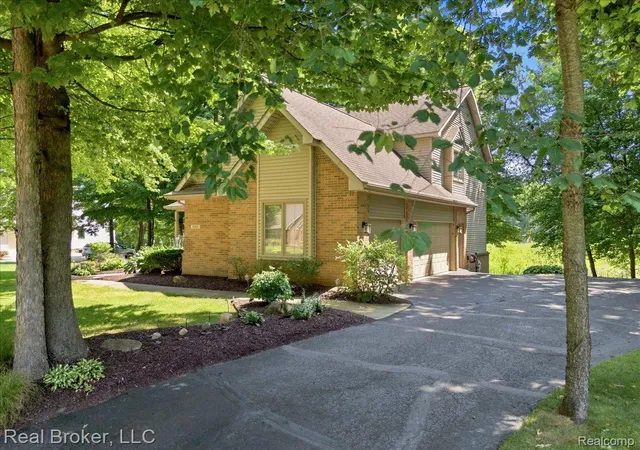 3rd image of 8184 Baypointe Dr, Brighton, MI 48114 | MLS# 20261058448