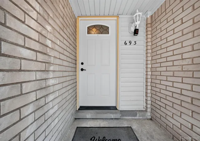 3rd image of 693 Hamlet Rd, Auburn Hills, MI 48326 | MLS# 20261058454