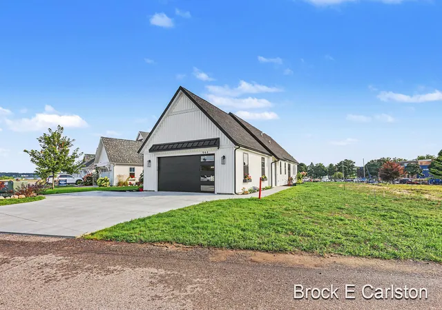 Photo 2 of Single family home for sale at 944 Boardwalk Cvs Dr, Muskegon, MI 49441 | MLS# 71026038807 | Listing updated on 2026-07-29