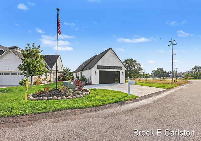 Photo 3 of Single family home for sale at 944 Boardwalk Cvs Dr, Muskegon, MI 49441 | MLS# 71026038807 | Listing updated on 2026-07-29