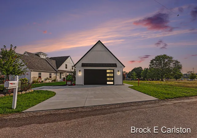 Photo 3 of Single family home for sale at 944 Boardwalk Cvs Dr, Muskegon, MI 49441 | MLS# 71026038807 | Listing updated on 2026-07-29