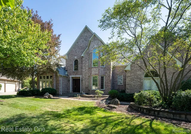 Photo 4 of Single family home for sale at 2038 Haverford Dr, Troy, MI 48098 | MLS# 20261058462 | Listing updated on 2026-09-18