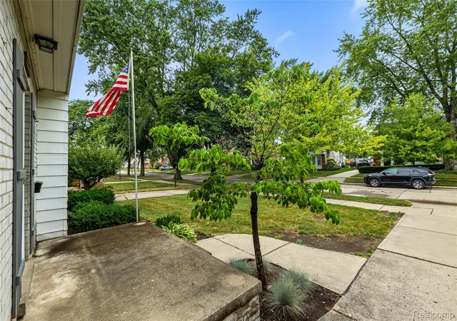 3rd image of 1877 Rosemont Rd, Berkley, MI 48072 | MLS# 20261058476