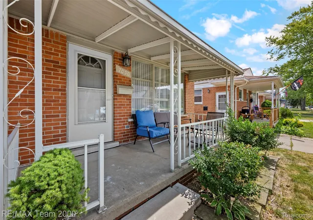 Photo 4 of Single family home for sale at 7050 Berwyn St, Dearborn Heights, MI 48127 | MLS# 20261058480 | Listing updated on 2026-08-03