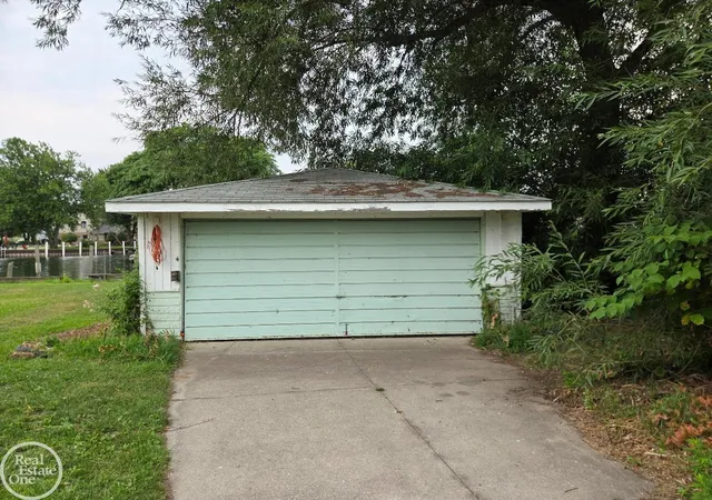 3rd image of 38777 Lakeshore Dr, Harrison Township, MI 48045 | MLS# 58050216360