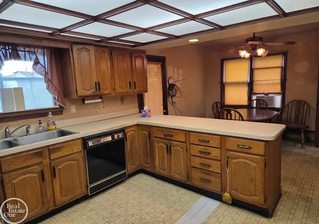 5th image of 38777 Lakeshore Dr, Harrison Township, MI 48045 | MLS# 58050216360