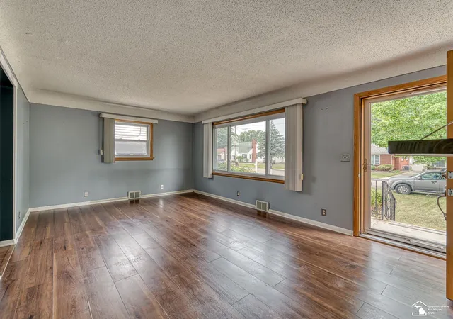 Photo 3 of Single family home for sale at 5929 Oakwood Dr, Monroe, MI 48161 | MLS# 57050216365 | Listing updated on 2026-09-15