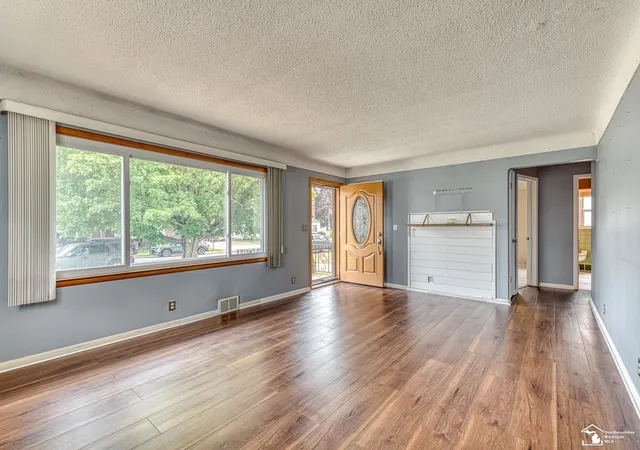 Photo 3 of Single family home for sale at 5929 Oakwood Dr, Monroe, MI 48161 | MLS# 57050216365 | Listing updated on 2026-09-15