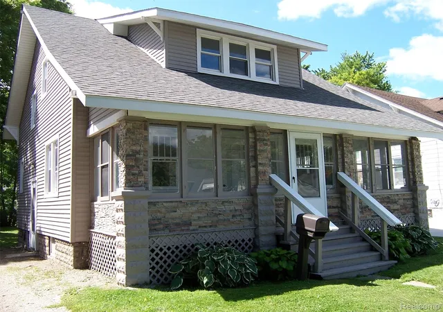 Photo 3 of Single family home for sale at 1518 Carleton St, Port Huron, MI 48060 | MLS# 20261058489 | Listing updated on 2026-10-12