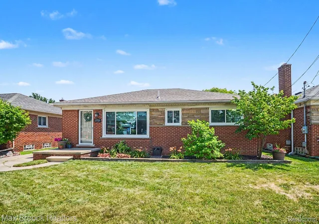Photo 1 of Single family home for sale at 27720 Jefferson Ave, Saint Clair Shores, MI 48081 | MLS# 20261058500 | Listing updated on 2026-08-29