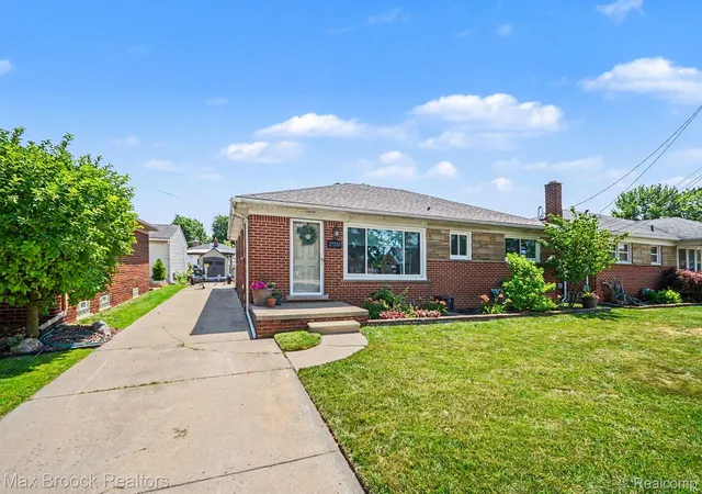 Photo 2 of Single family home for sale at 27720 Jefferson Ave, Saint Clair Shores, MI 48081 | MLS# 20261058500 | Listing updated on 2026-08-29