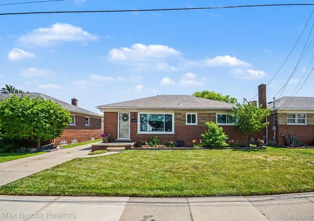 Photo 3 of Single family home for sale at 27720 Jefferson Ave, Saint Clair Shores, MI 48081 | MLS# 20261058500 | Listing updated on 2026-08-29